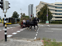 853387 Afbeelding van een paard en wagen met hooi uit het Park Bloeyendaal, op de hoek van de Pythagoraslaan (links) en ...